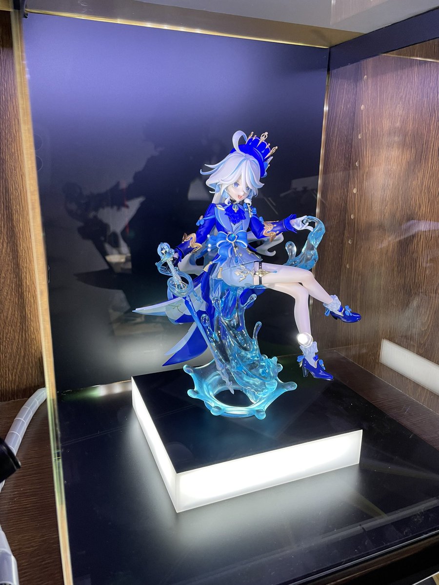 sola4dore3's tweet photo. フリーナ様 完成〜！
キャラ発表の時からフィギュアが欲しかったので5年ぶりにガレージキット作りました…
背景終わってるけどケース入れるつもりだったから許して;;

原型 : 桐咲もでら 様 ( @trickydesigns )
#原神 
#フリーナ 
#ガレージキット https://t.co/0ibN5u5GiB