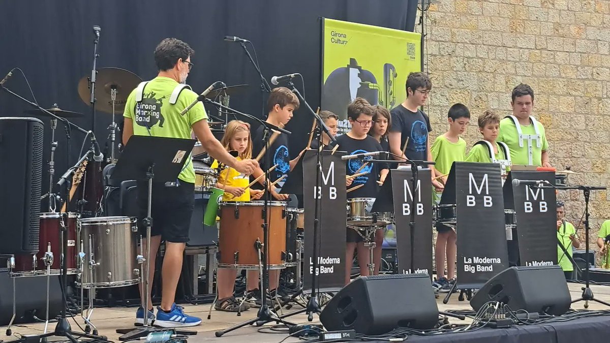 LaMarfamusica's tweet photo. Cercavila d'obertura amb la #GironaMarxingBand de @lamoderna_emmg i es van posant en marxa tots els escenaris del #Viu21Música. Des d'ara i fins a mitjanit totes les músiques possibles al Dia de la Música a Girona 

#DiadelaMúsica #Girona https://t.co/UVGxywmdW9