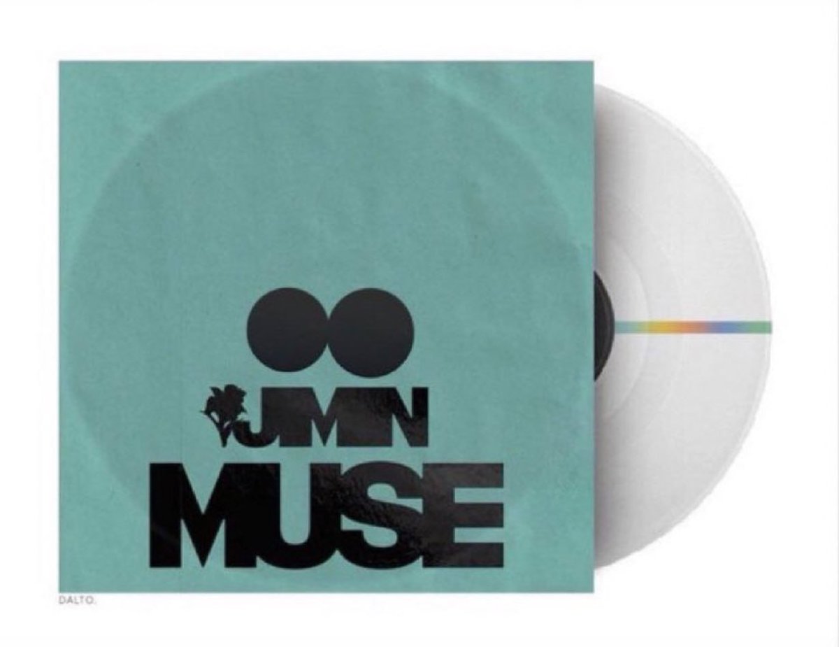 MamisArmyLAT's tweet photo. YA LO HABIAN NOTADO?😱
Si observan el diseño de la portada del CD de "MUSE" son 2 personas tomadas de la mano, besándose
También se ve que una de ellas sostiene la flor Smeraldo y la otra está saludando😲
Alcanzan a verlas? 
*Vean de lejos toda la imagen

𝓡𝓸𝓼𝓼𝓟𝓪𝓻𝓴🌙 https://t.co/XZGT4UzrUA