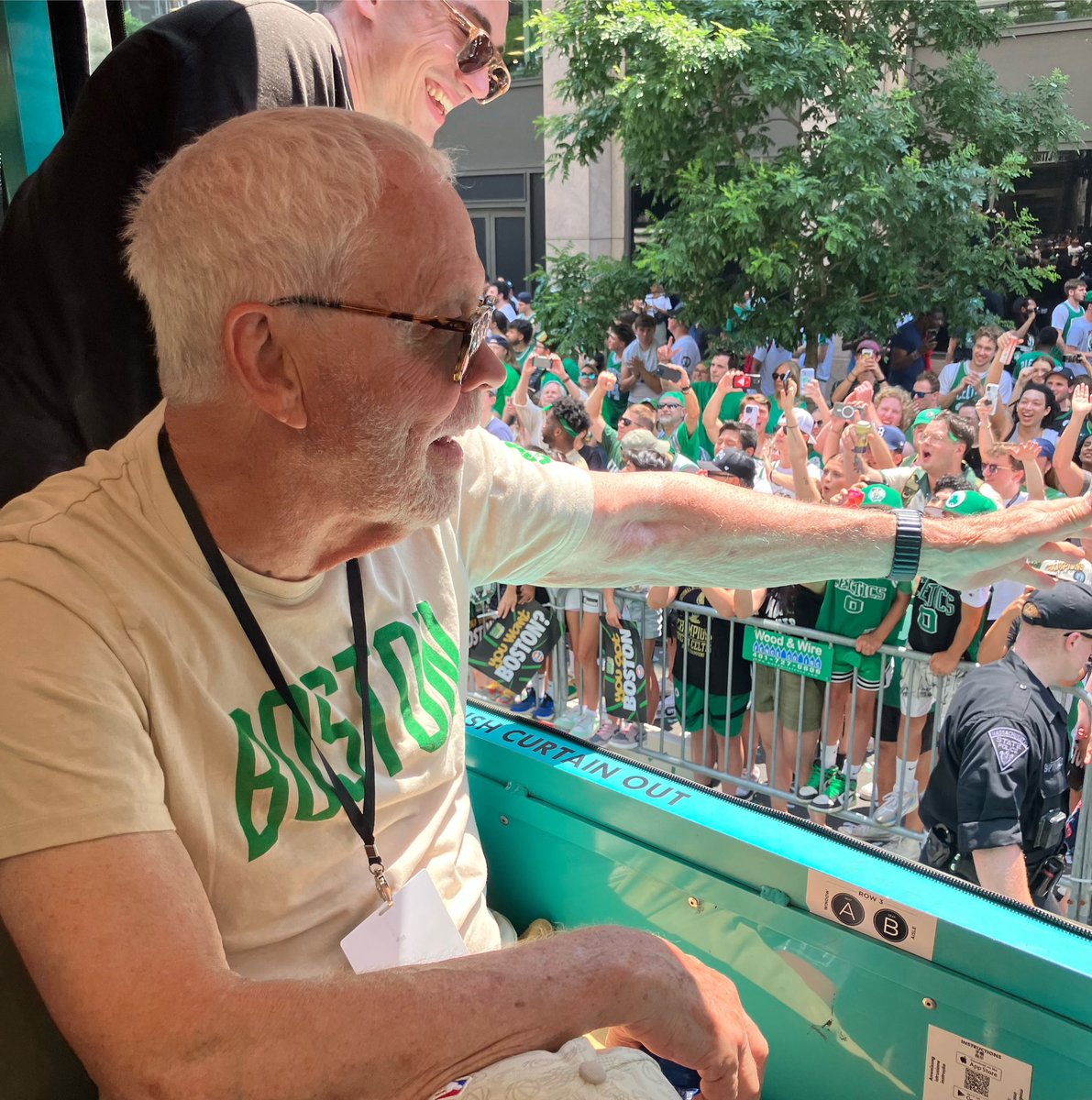 985TheSportsHub's tweet photo. The legendary Mike Gorman on the duck boat! #celtics @celtics ☘️🏀🏆 @celticsvoice https://t.co/Syioysm2Rs