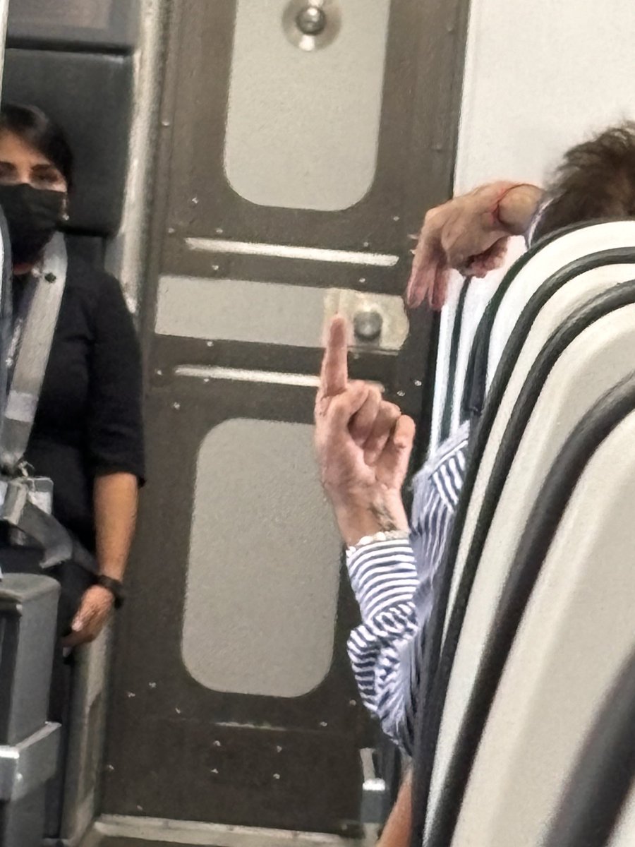 Lavolpe, explicándole al pasajero de al lado, como hay que pararse en una
“Linea de 3”. La señorita sobrecargo, no pierde detalle…
La Copa América por ⁦<a href="/TUDNMEX/">TUDN MEX</a>⁩
⁦<a href="/TUDNUSA/">TUDN USA</a>⁩