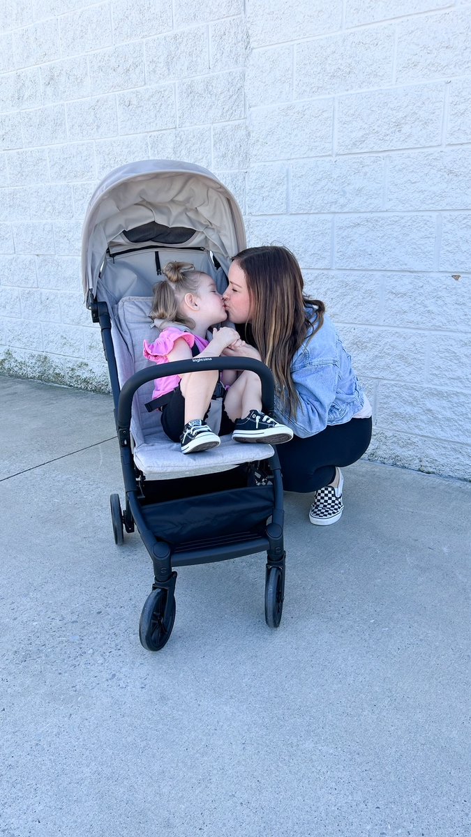 inglesinausa's tweet image. It&apos;s Friday and we&apos;re all smiles today! 😉😁 What are your plans this upcoming weekend? Photo📸: @aisingmytribe2, stroller: Quid, Alpaca Beige.
-
#BabyWellness #Inglesina #QuidStroller #TravelStroller #BabyEssentials