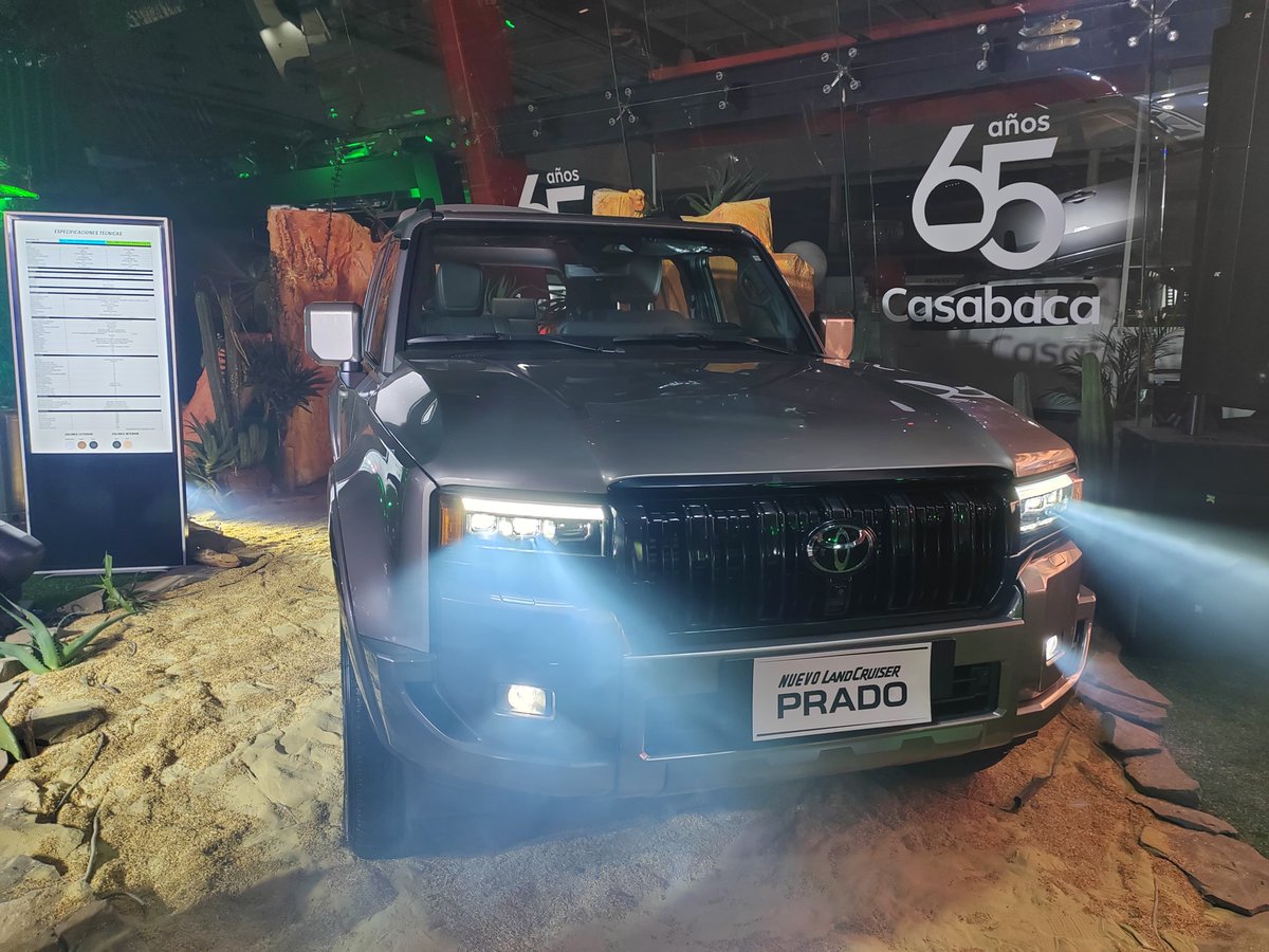 DriversEcuador's tweet photo. Llegó un icono al Ecuador 🇪🇨.

Se trata del nuevo Toyota Land Cruiser Prado, cuyo dise��o rinde homenaje a su herencia. Este 4x4 integra un motor de 2400 cc turboalimentado con 278 hp y un torque de 430 Nm. Su transmisión es automática de 8 velocidades con mandos secuenciales.

Cuenta con 3 filas de asientos, así como climatizador electrónico de tres zonas.  Este poderoso 4x4 cuenta con caja reductora, así como bloqueo diferencial central que distribuye óptimamente el torque para tener las mejores capacidades de tracción

Sobre su seguridad, incorpora el sistema Toyota Safety Sense en su versión 3.0, 8 airbags, dirección electrónicamente asistida, carrocería TNGA GA-F, así como diferentes sistemas que lo convierten en uno de los modelos más seguros.

Su precio: $ 129.999

¿Qué te parece?

@ToyotaEcuador 

#Toyota #LandCruiser #offroad #4x4