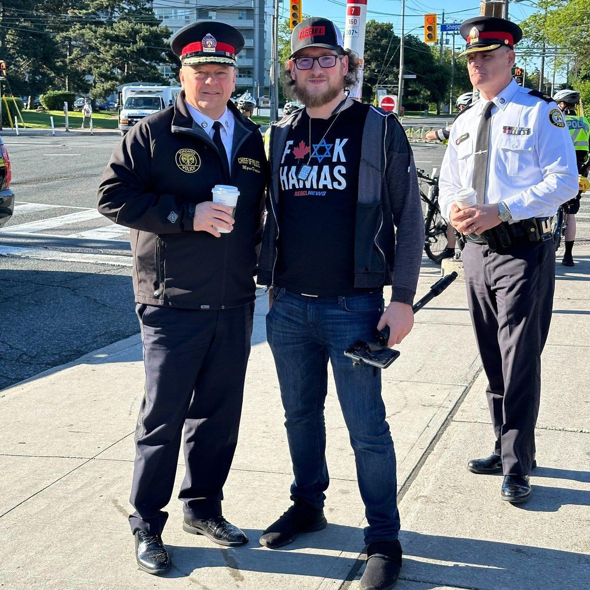 faisalkutty's tweet photo. Here is a photo of Toronto Police chief @TPSMyronDemkiw 

Hey @TorontoPolice @MayorOliviaChow do you think this is appropriate for a police chief?

cc. @CBCNews @globalnewsto @TorontoStar @globeandmail @CTVNews https://t.co/3SO9OFifEN