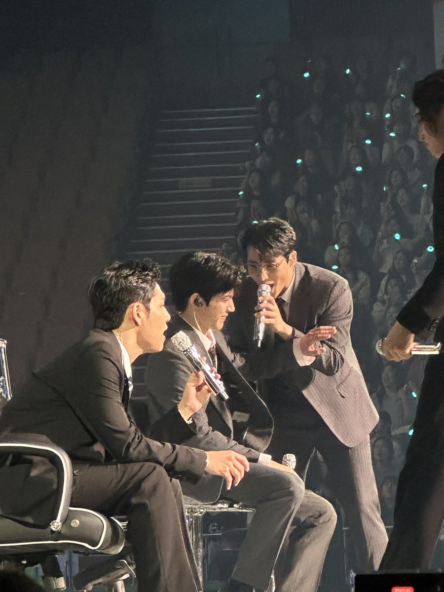 eotteoghano's tweet photo. 도케 둘이 계속 초딩 같이 굼 특히 강영현은 윤도운 앞에서 그냥 초등학교 3학년 정도가 됨 https://t.co/b4BRG80old