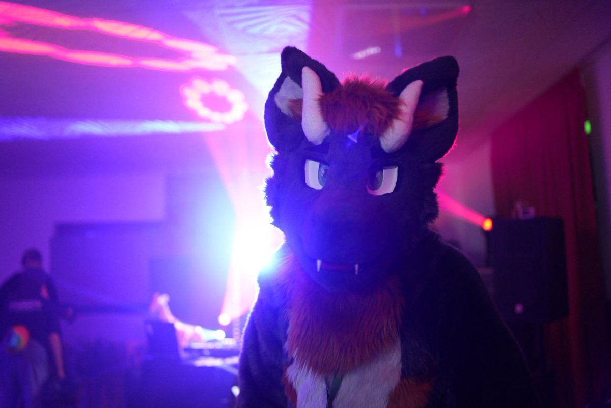 Partydragon #FursuitFriday
🪡 @vino_studios 
📷 <a href="/FurThiritin/">Tin</a>