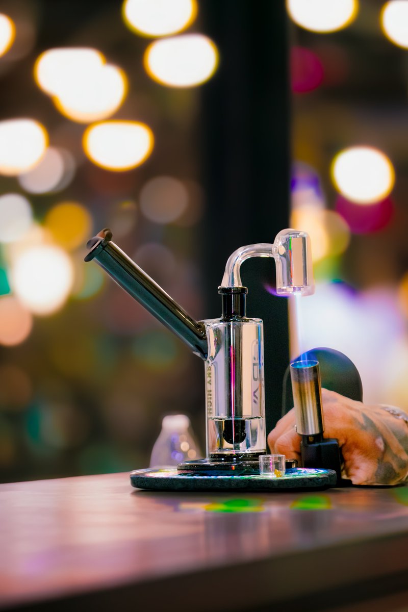 Do you believe in aliens? 🚀👽 How about cosmic dabs or pre-rolls? Let us know your fave!✨💨
.
.
.
.
#SkyHighlv #Dtlv #Consumptionlounge