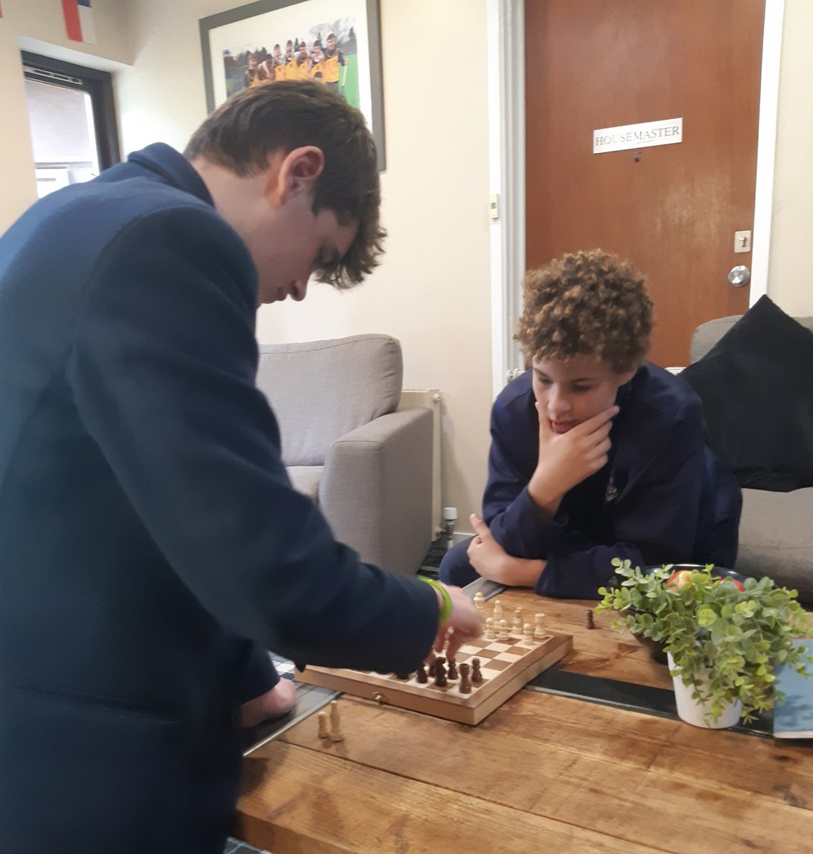 djbecosse's tweet image. Friday afternoon, 5.00pm, #FreelandFamily 💛 Always a good time for Chess ♟#StretchAndChallenge #GrowthMindset #FreelandValues #PlayAndGrow #PlayForFun #PeerSupport 🌟♟💛💛💛