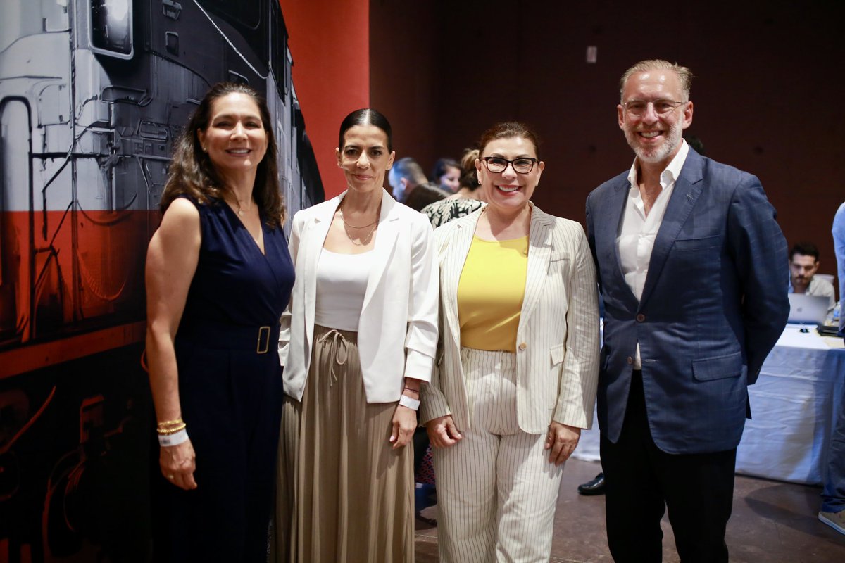 Firmamos 2 convenios de colaboración, el primero con <a href="/SergioEContrer3/">Sergio Eduardo Contreras Perez</a>, Vicepresidente Ejecutivo de <a href="/ComceOficial/">COMCE</a> y el segundo con <a href="/octaviodlatorre/">Octavio de la Torre</a>, Presidente de la <a href="/Concanaco/">CONCANACO SERVYTUR</a>, que servirán para seguir fortaleciendo nuestra economía. 📈
