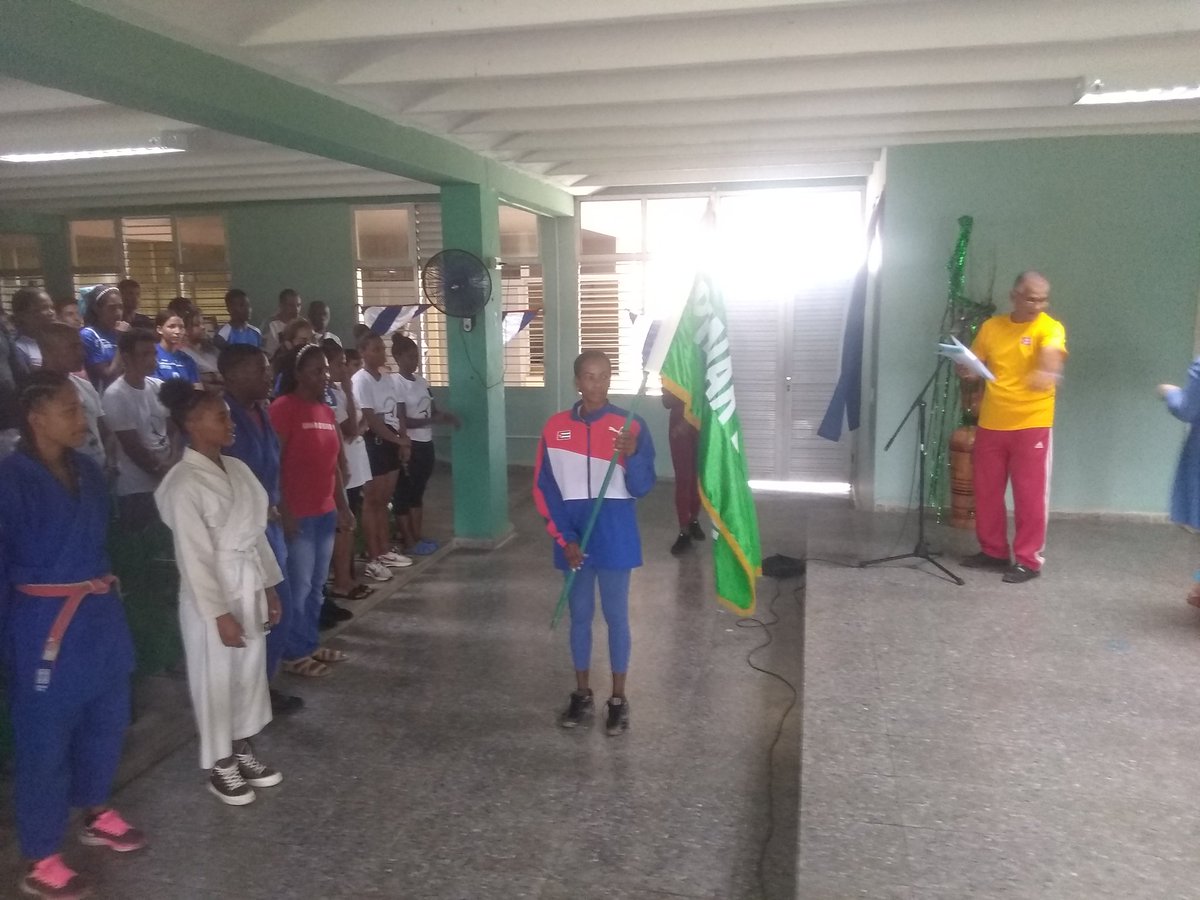 2701Vocv's tweet photo. De forma atípica por las condiciones climáticas se realizó el abanderamiento de la comitiva pinareña a la 60 edición de los Juegos Escolares Nacionales. Entregó la bandera de #PinardelRío la gloria deportiva Lázara Pérez de balonmano.
@DaniellysSanch6
@YulierGonzlez1
@InderPinar https://t.co/Wnk2ZGttZ3