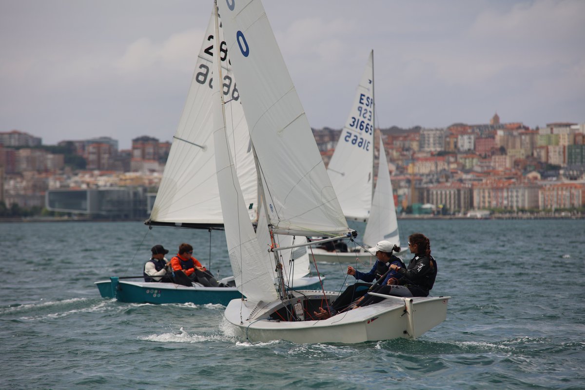 Mallorca, Canarias y Menorca en podio del nacional de #Snipe

Pérez/Rosa del CMSAP C’an Pastilla se sitúan 🥇empatados con González/ Sánchez del RCN Arrecife. 🥉 es el equipo del CM Mahón que forma Triay/Noguera.

#Canarias coloca 4 equipos en el TP10 y lidera por comunidades.