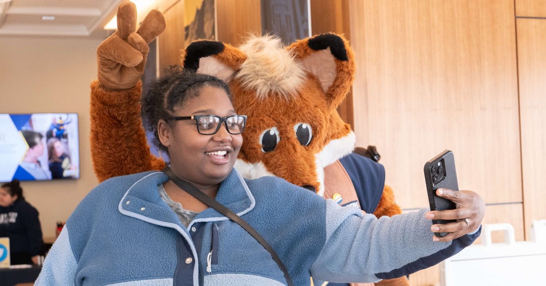 Happy #NationalSelfieDay, Rangers! Make sure to snag a selfie with Regi next time you see her 🦊
#ThisIsRegis #JesuitEducated