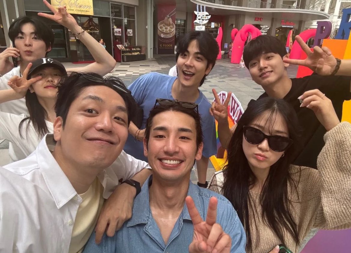 kdramamiss's tweet photo. our lovely runner family they have built such a beautiful friendship  🥹 https://t.co/SA9OxHWb2z