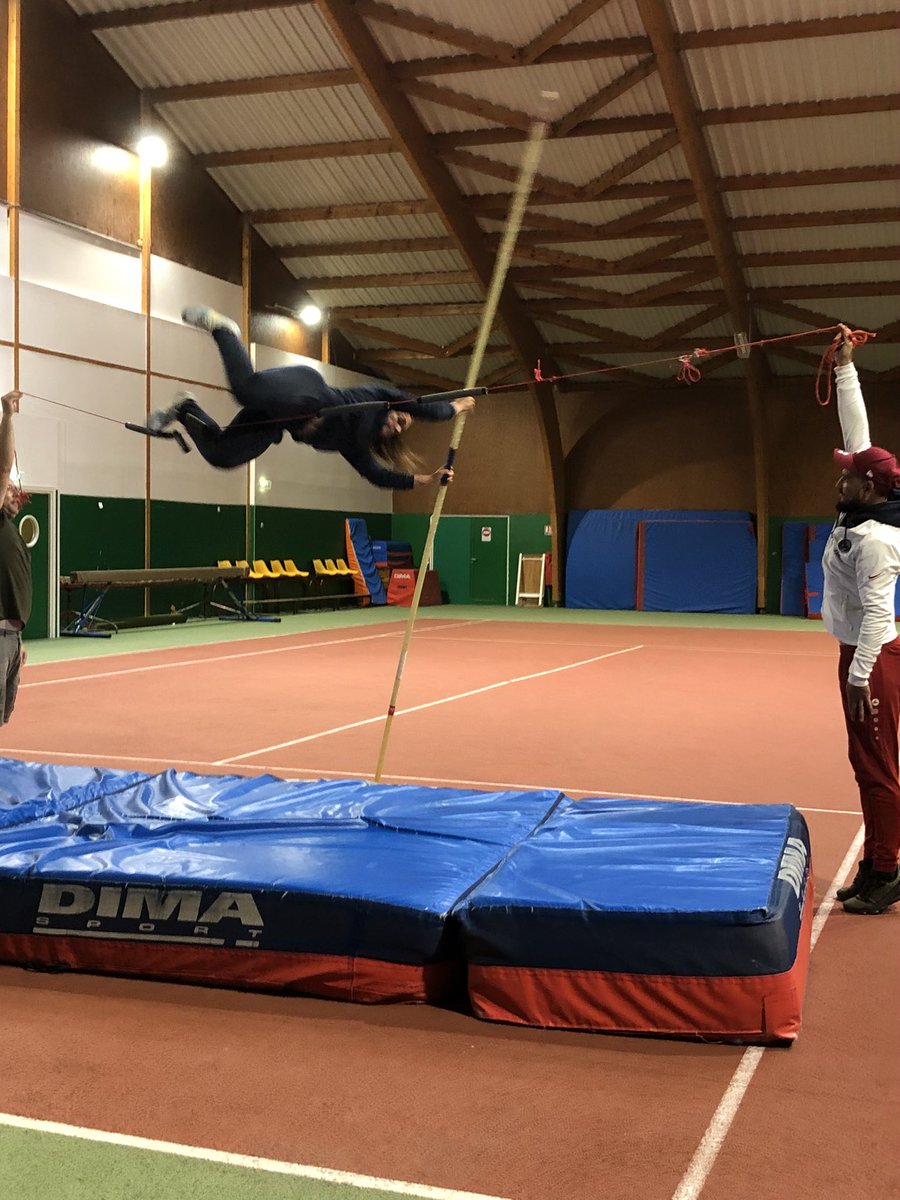 Dans le cadre de leur projet olympique, les élèves de l école de Puiseaux sont ravis d avoir accueilli Bérénice Petit pour 
✅un jeu de questions réponses 
✅ une découverte du saut à la perche 
✅une démonstration 
Un grand merci à elle que nous espérons voir sur les podiums🥇