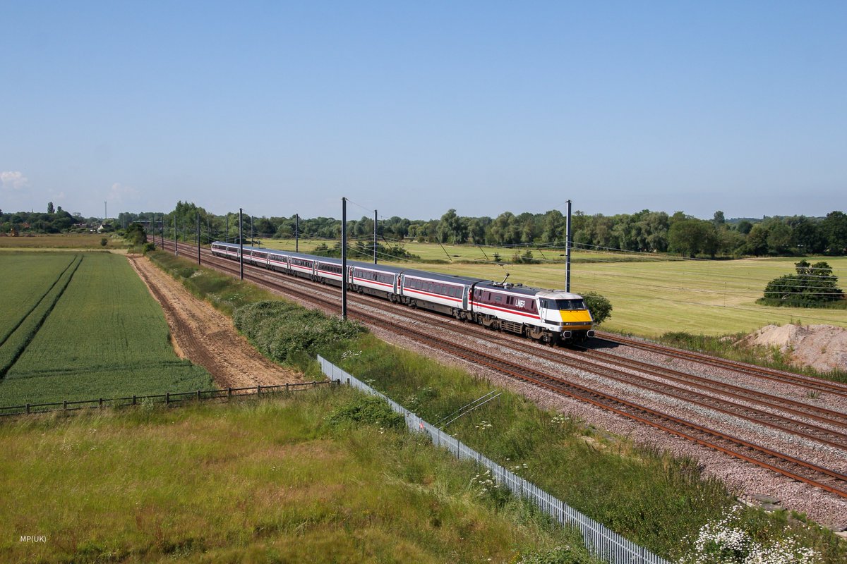 91107 returns to the blocks straight to York on 1N81 (or so originally thought.) Unfortunately a speedometer fault with the set meant that the grand return was foiled by Doncaster and the set returned to Neville Hill. 107 was out of action between sometime in March and today.
