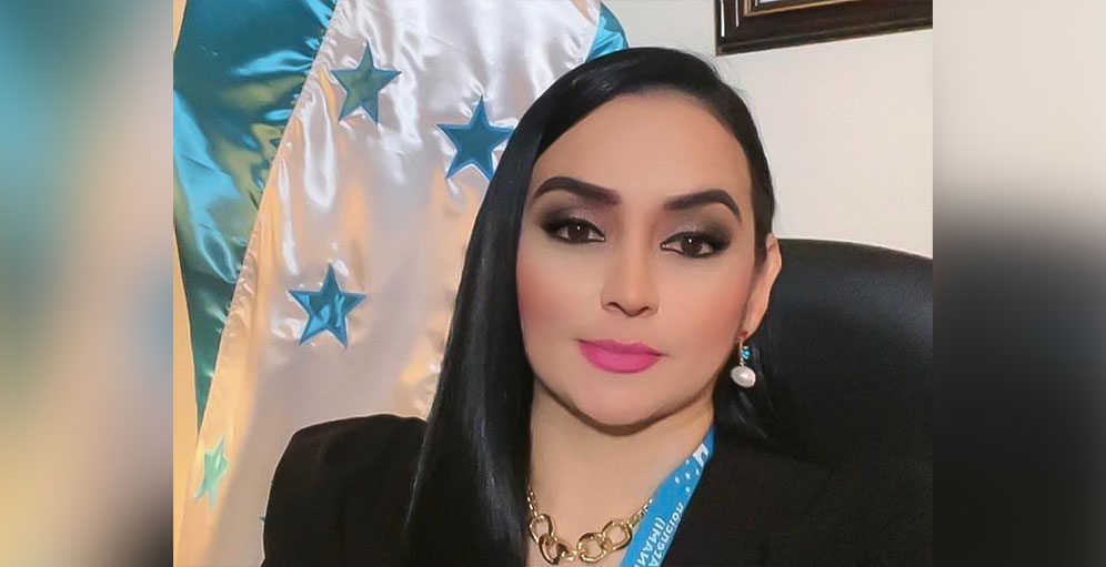 masntvhn's tweet image. #MNTV |OTRA QUE DICE ADIÓS|👋🏻🛑

La Ministra del @senaf_hn
#LizethCoello anuncia la destitución de la directora del Instituto Nacional para la Atención a Menores Infractores #INAMI, #NinfaSuyapaFloresCastellanos, por instrucciones directas de la Presidenta @XiomaraCastroZ.