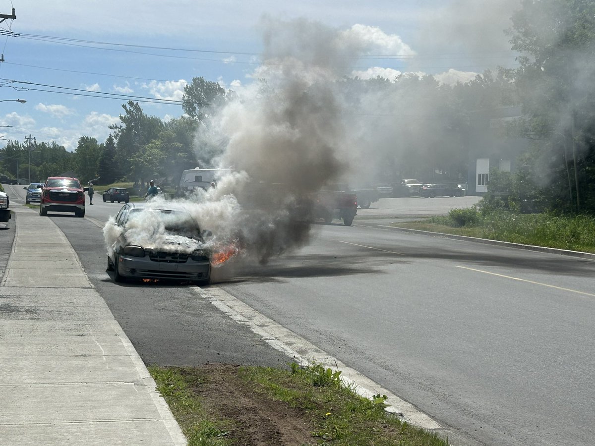 FirechiefVince's tweet photo. Firefighters of @towngfw made a quick knockdown of a vehicle fire on Lincoln Road around noon today. Closing the road for a short period while fire was extinguished. No injuries reported, fire started in engine compartment. #GFWFire #nltraffic https://t.co/05Bnknix7d