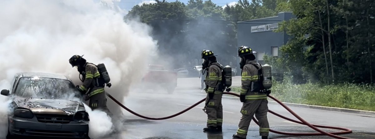 FirechiefVince's tweet photo. Firefighters of @towngfw made a quick knockdown of a vehicle fire on Lincoln Road around noon today. Closing the road for a short period while fire was extinguished. No injuries reported, fire started in engine compartment. #GFWFire #nltraffic https://t.co/05Bnknix7d