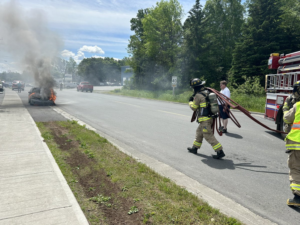 FirechiefVince's tweet photo. Firefighters of @towngfw made a quick knockdown of a vehicle fire on Lincoln Road around noon today. Closing the road for a short period while fire was extinguished. No injuries reported, fire started in engine compartment. #GFWFire #nltraffic https://t.co/05Bnknix7d