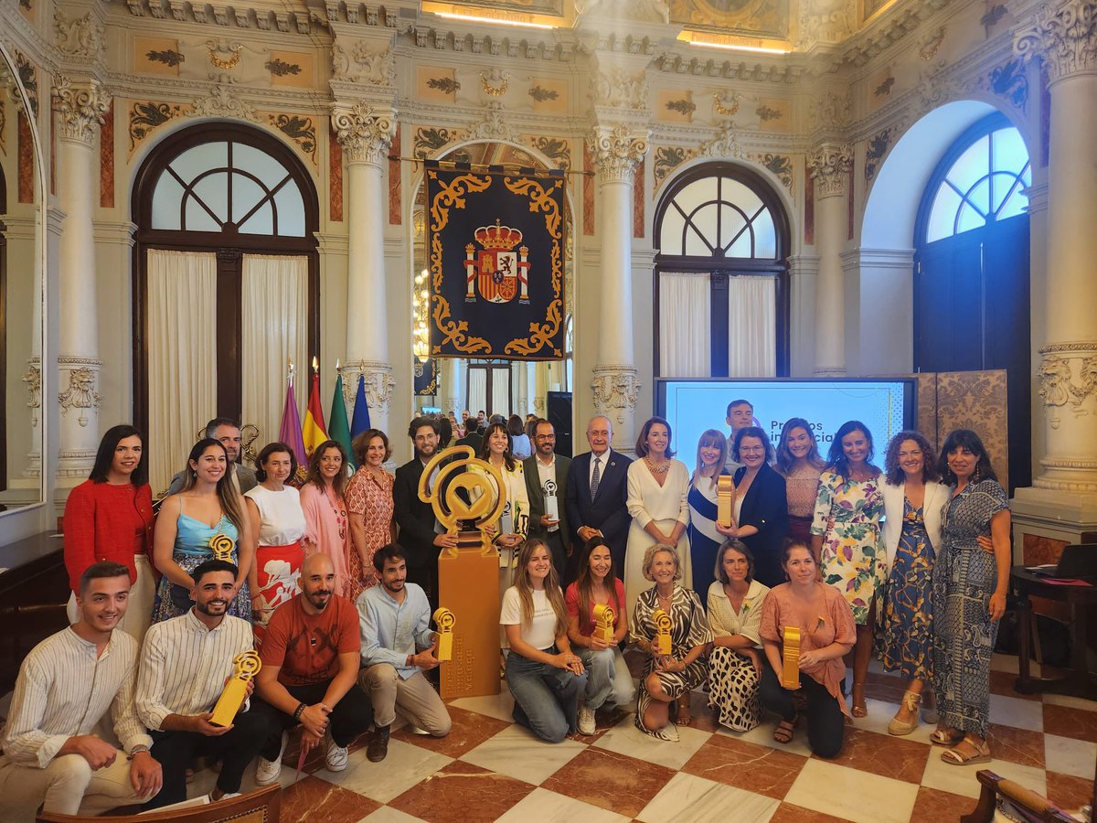 Muy orgulloso de recibir con el proyecto <a href="/vivirencasauma/">Vivir en Casa UMA</a> de <a href="/IgualdadAND/">Inclusión Social, Juventud, Familias e Igualdad</a> y <a href="/infouma/">Universidad de Málaga</a> el primer premio en la categoría Innovación Social Pública dentro los galardones InnoSocial, que organizan <a href="/malaga/">Ciudad de Málaga</a> y <a href="/ArrabalAID/">Asociación Arrabal-AID</a>! #innovaciónsocial 
Seguimos 
<a href="/Ascdiresociales/">José Manuel Ramírez Navarro</a> 
<a href="/FEST_UMA/">@FEST_UMA</a>