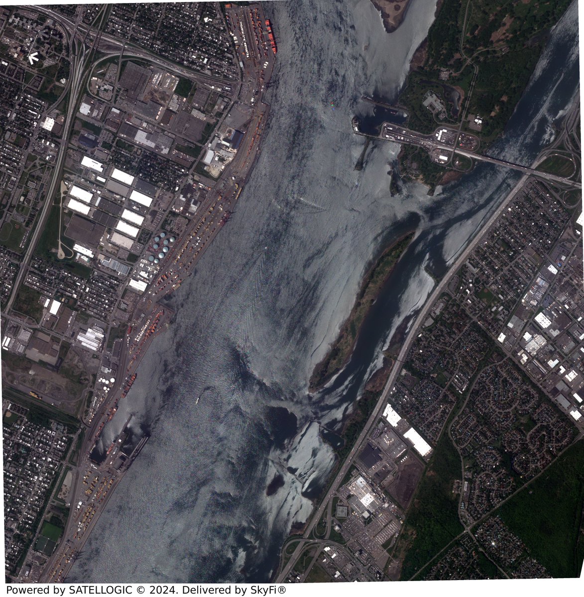 ✈️ Why Does the Plane in This Satellite Image Appear in Different Colors? 

Recently, we captured an interesting satellite image over the Port of Montreal using <a href="/Satellogic/">Satellogic</a>'s satellite technology. One fascinating detail is a plane flying over the area, which appears in a range of