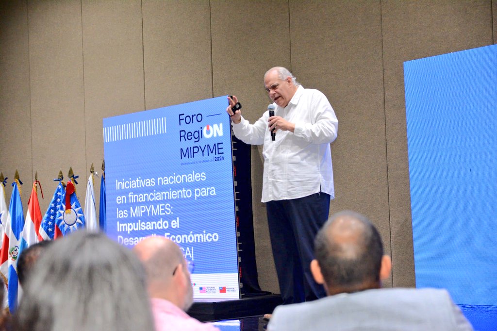 CONAMYPESV's tweet image. &quot;El Presidente @nayibbukele, nos ha dado financiamiento para dos fideicomisos; @fecamype y #PROGAMYPE, que nacieron en la Ley #MYPE, pero ningún Gobierno lo financió. En el 2021, cuando se cambió a la Asamblea de bloqueo que teníamos, se fondeó los fideicomisos&quot;, @PaulDSteiner