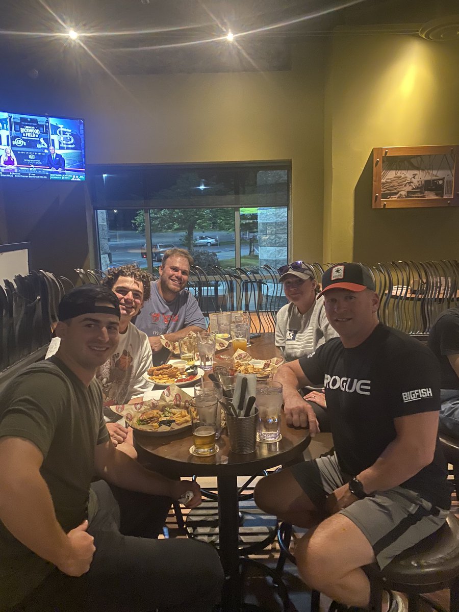 Not sure who the largest people are that I’ve ever eaten a meal with but last night Nicole and I had the privilege to eat with 3 Giants. 
<a href="/TurnerHill6/">Turner Hill</a> <a href="/tgavello13/">Thomas Gavello</a> <a href="/tannero42/">Tanner O'Tremba</a>