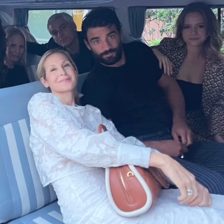 bella van der woodsen tweet media