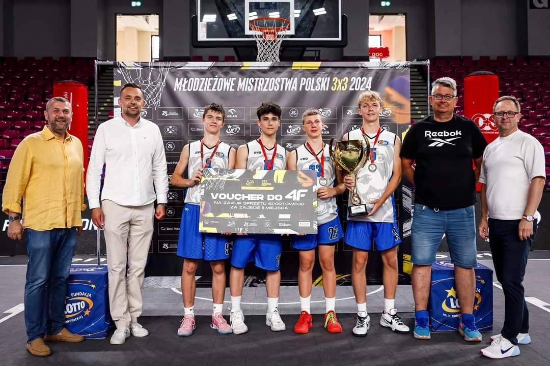 Ekipa <a href="/oc_tkm/">TKM Włocławek</a>  została dzisiaj v-ce Mistrem Polski 3X3 U15M 🥈 Świetny występ koszykarzy z <a href="/LubieTuByc/">Kujawsko-Pomorskie</a>  🏀 Wielkie brawa dla zespołu w składzie: A. Czajkowski, A. Pietrzak, D. Schaarschmidt,  O. Kucharski oraz trener A. Czyżnielewski  🔥#GoKPZKosz
📷 @pzkosz3x3