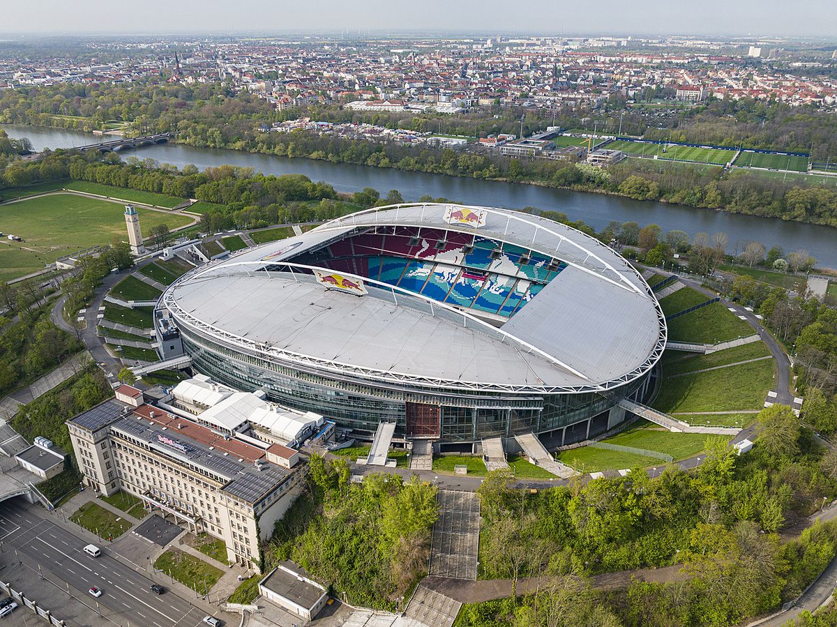 Weetje: het stadion waar Nederland straks tegen Frankrijk speelt is IN het oude stadion gebouwd. #NEDFRA