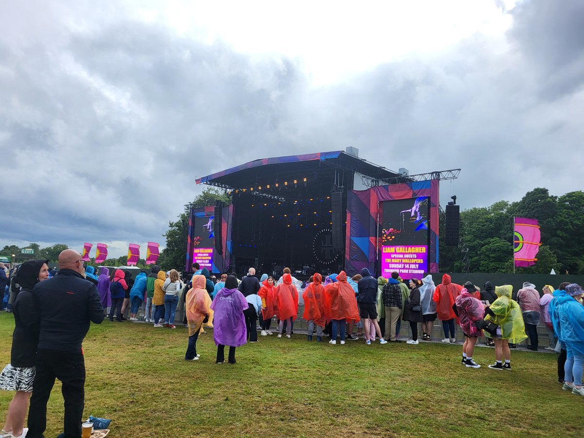 FosterofCats's tweet image. #MalahideCastle # Concert. #Ponchos 💧🌧