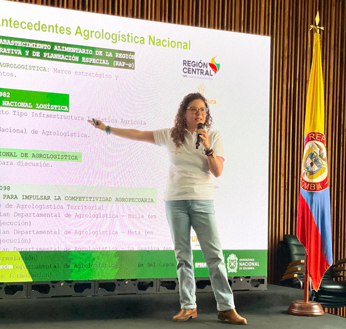 UPRAColombia's tweet photo. #AEstaHora | En el marco del 'Encuentro de Extensión  Agropecuaria y Agronegocios Sostenibles' de @UNALOficial nuestra Directora General @claudialili76 expone el  Plan Nacional de Agrologística liderado por @MinAgricultura.

La Directora de la UPRA destacó que:

👉 Buscamos llegar desde 2018 con planes logísticos regionales para aprovechar ventajas competitivas de las regiones.

👉En 2020 se configuró el Conpes 3892 alrededor de la Política Nacional Logística. 

👉Hoy hay planes de agrologística en Huila y Meta. Este año adelantaremos planes con #Guajira y #ValledelCauca este año. 

ℹ️La agrolosgistica hace énfasis en cada eslabón de la cadena de suministro (produccióm, abastecimiento, comercialización, almacenamiento).

🎯Desde la #UPRA buscamos planificar desde las cadenas de suministros e integrar componentes sobre cómo gerenciarlos. 

🗣"Tenemos que pensar en producción, almacenamiento,  transformación, comercialización y consumidor final" indicó @claudialili76. 

➡️Esto último se logra entendiendo el perfil agrologístico de los cultivos y productos. 

🌄Apoyamos a departamentos perfilando los costos de perfiles productivos.

🔎Queremos desde #UPRA identificar, caracterizar y planificar los procesos logísticos de cadenas de suministro de productos priorizados.

Así, avanza la planificación del campo en el #GobiernodelCambio 🇨🇴