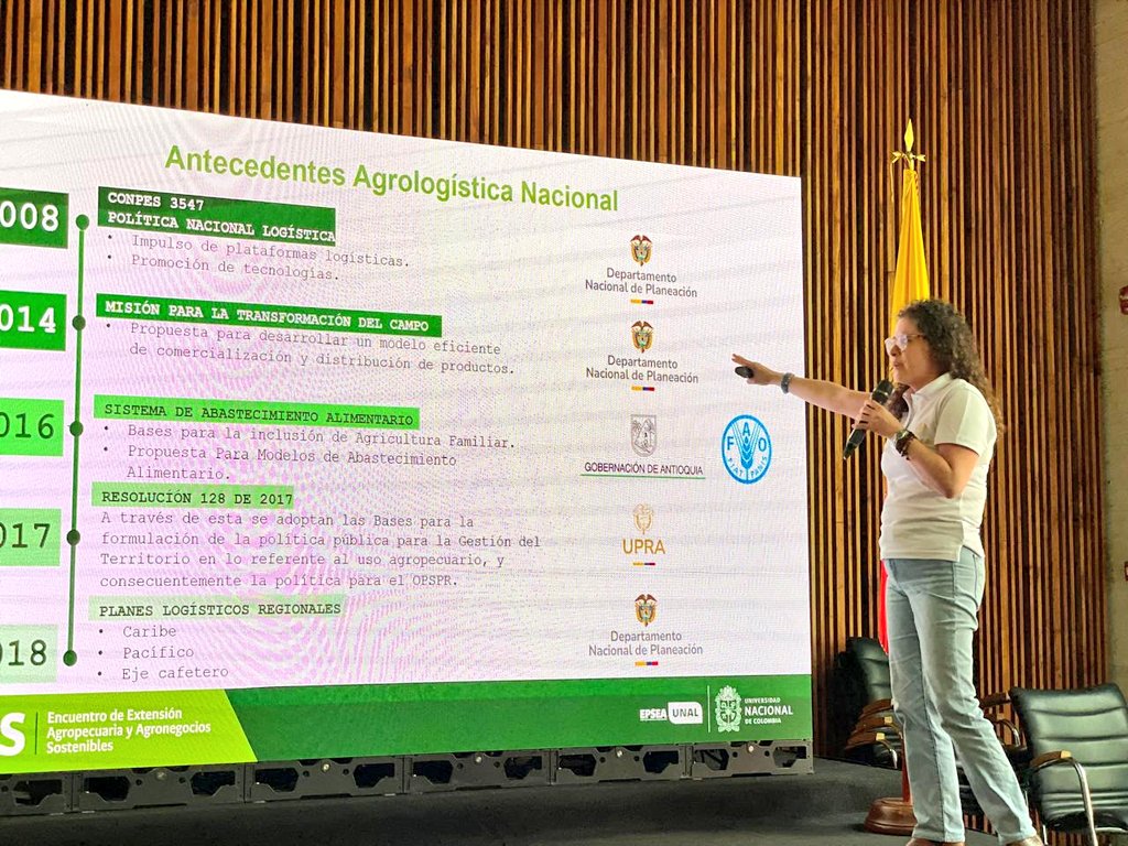 UPRAColombia's tweet photo. #AEstaHora | En el marco del 'Encuentro de Extensión  Agropecuaria y Agronegocios Sostenibles' de @UNALOficial nuestra Directora General @claudialili76 expone el  Plan Nacional de Agrologística liderado por @MinAgricultura.

La Directora de la UPRA destacó que:

👉 Buscamos llegar desde 2018 con planes logísticos regionales para aprovechar ventajas competitivas de las regiones.

👉En 2020 se configuró el Conpes 3892 alrededor de la Política Nacional Logística. 

👉Hoy hay planes de agrologística en Huila y Meta. Este año adelantaremos planes con #Guajira y #ValledelCauca este año. 

ℹ️La agrolosgistica hace énfasis en cada eslabón de la cadena de suministro (produccióm, abastecimiento, comercialización, almacenamiento).

🎯Desde la #UPRA buscamos planificar desde las cadenas de suministros e integrar componentes sobre cómo gerenciarlos. 

🗣"Tenemos que pensar en producción, almacenamiento,  transformación, comercialización y consumidor final" indicó @claudialili76. 

➡️Esto último se logra entendiendo el perfil agrologístico de los cultivos y productos. 

🌄Apoyamos a departamentos perfilando los costos de perfiles productivos.

🔎Queremos desde #UPRA identificar, caracterizar y planificar los procesos logísticos de cadenas de suministro de productos priorizados.

Así, avanza la planificación del campo en el #GobiernodelCambio 🇨🇴