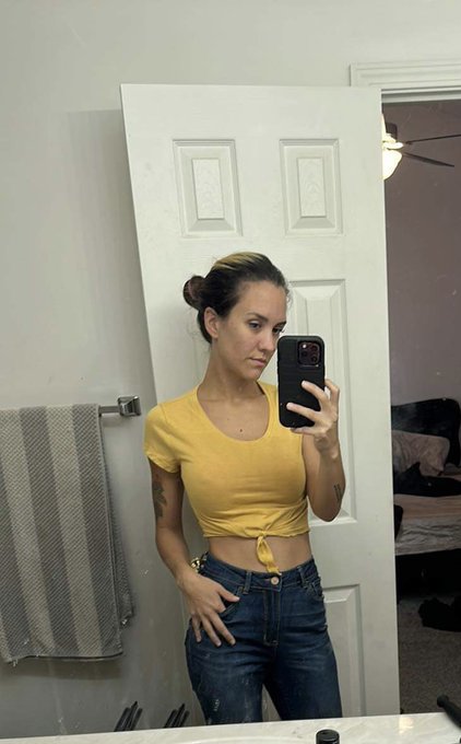 What I&rsquo;m wearing vs what&rsquo;s underneath https://t.co/9spRVwdgiw<a href="/tag/realloyalfans"class="tags"><span>#realloyalfans</span></a>