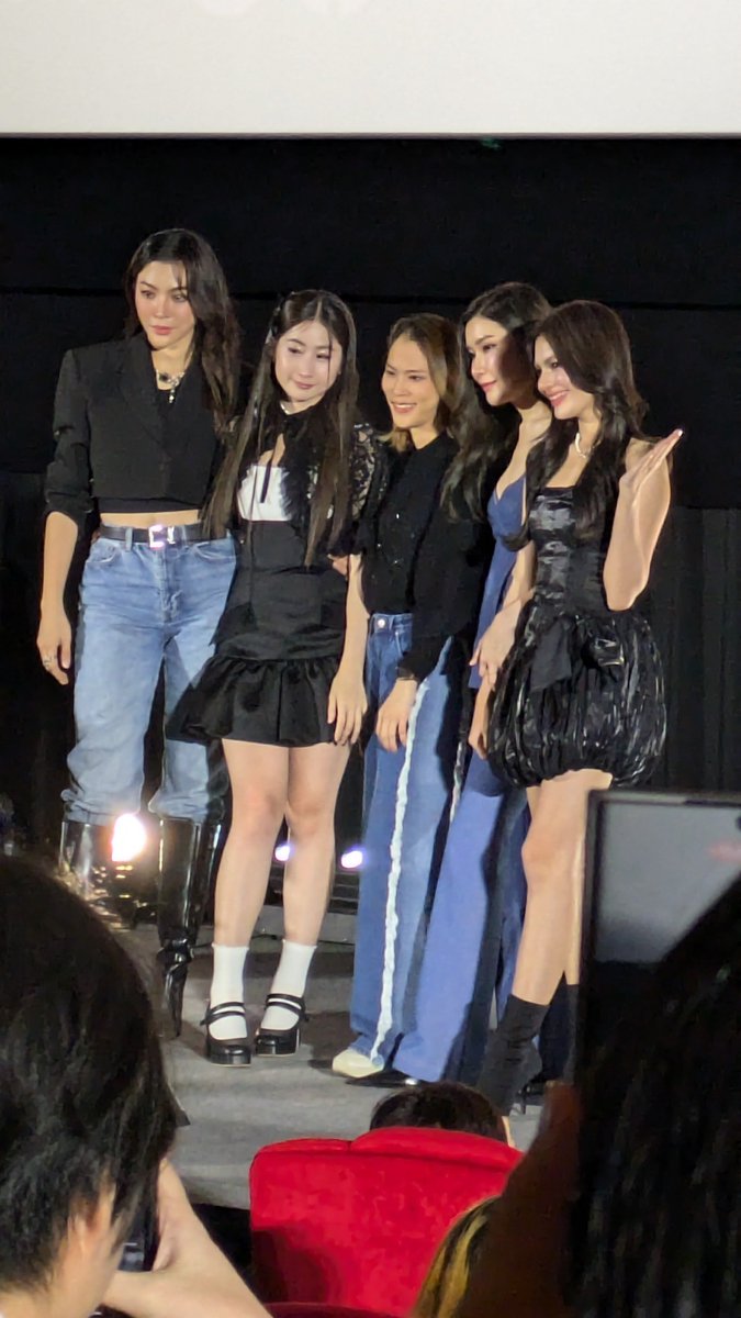 今日見たタイGL関連人物。よく頑張ったと思う。 Freen, Becky, P'Title