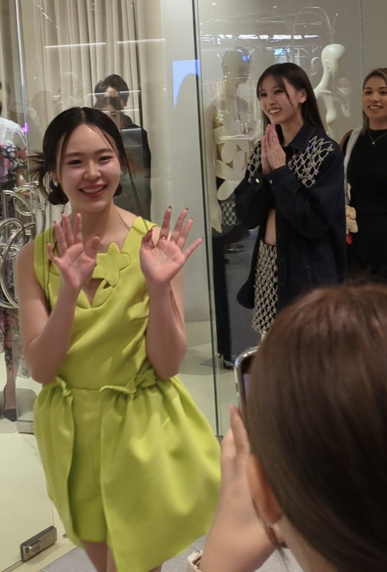 今日見たタイGL関連人物。よく頑張ったと思う。 Freen, Becky, P'Title