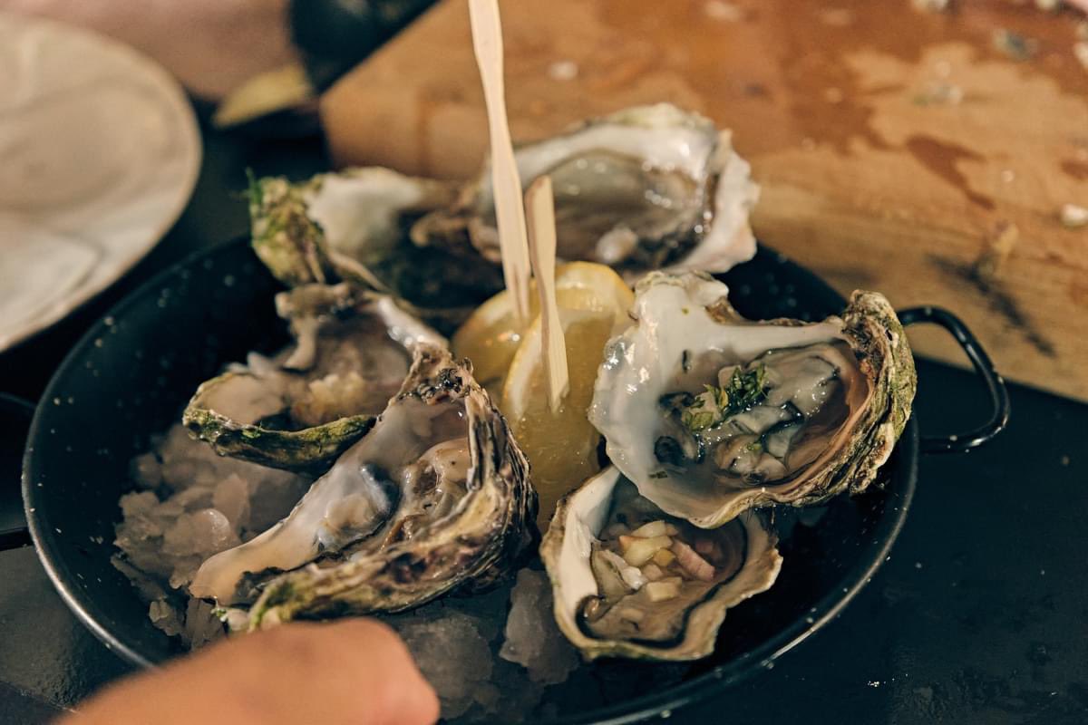 otwndk's tweet image. Adressen er Rosenbæk Torv 1.

For nylig var der Østers på en fredag. 

Der kommer løbende spændende begivenheder med kort varsel, så hold øje med caféens sociale medier.

#odense #byliv #otwn