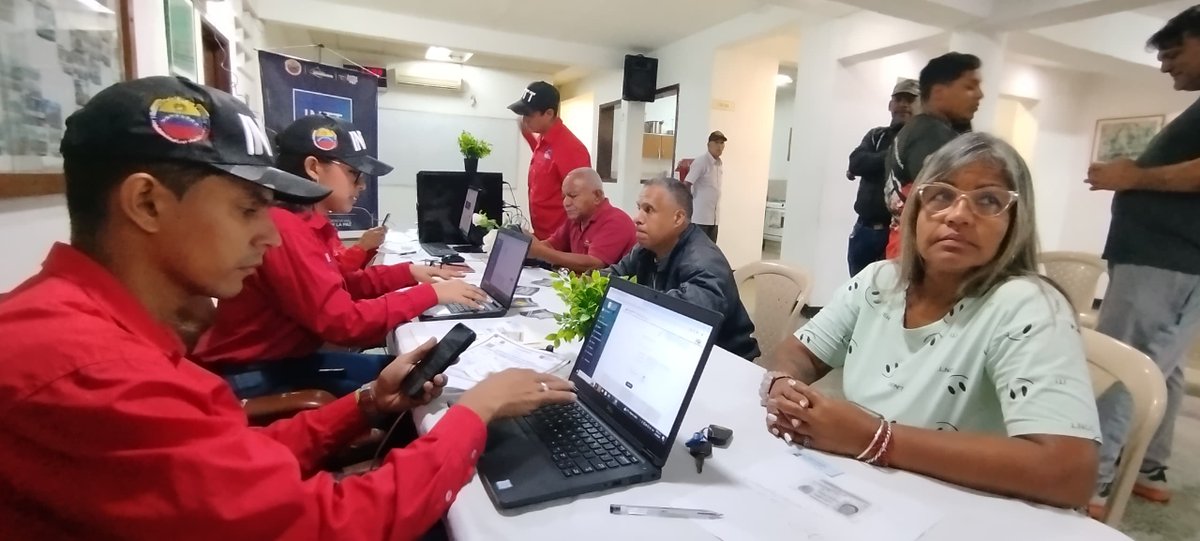 InttContigo's tweet photo. #Enterate | Por segundo día consecutivo, el #INTT IPSFA ofrece servicios de emisión y renovación de Licencias de Conducir, Registros de Vehículos y experticias emitidas por la @PNBVzla a los transportistas de la línea Cooperativa Coche - Vargas.
-
#DeLaManoConMaduro https://t.co/QbqDokl5fF