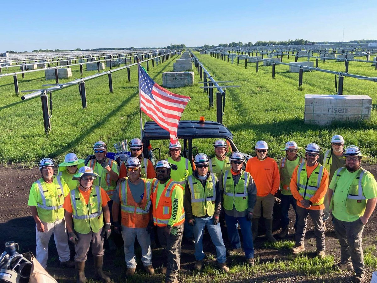 MidAmCarpenters's tweet image. #Local664 Carpenters are out in full force at the Hickory Solar Park just north of Jerseyville, IL and St. Louis. The 1000-acre solar park will provide 110 MW of clean energy and 300+ jobs. Carpenters lead the way in solar energy and are constantly making the world a better
