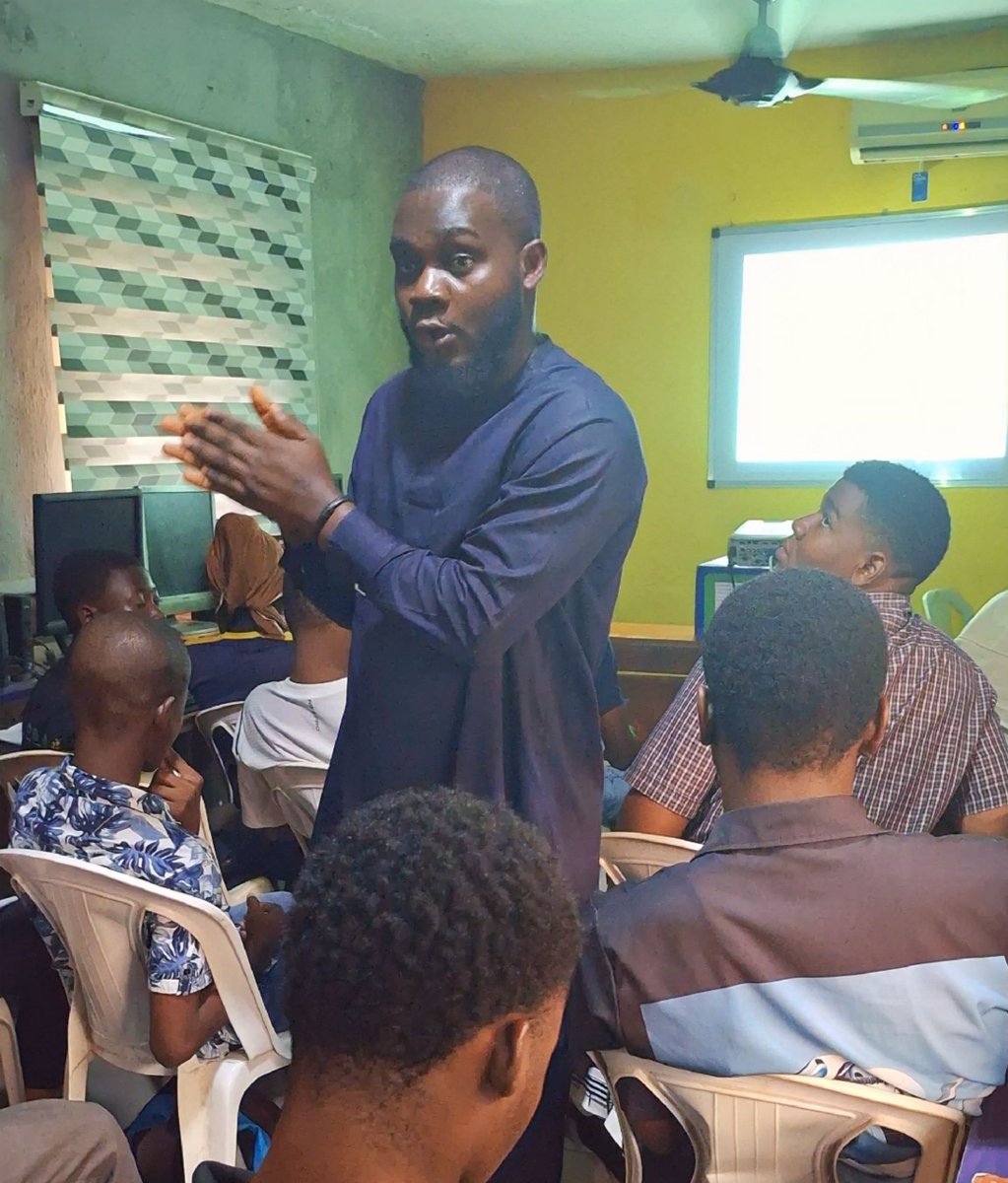 Florintechcc's tweet photo. We had an inspiring session at Florintech Computer College Ojo on June 20, 2024, with Stephen Nwakasi @odogwusteve1 , a Back-end Engineer at Accendis and Lead Software Engineer at Xellops Technologies. Stephen shared valuable insights on "𝗣𝗶𝗰𝗸𝗶𝗻𝗴 𝗮 𝗖𝗮𝗿𝗲𝗲𝗿 𝗶𝗻 https://t.co/Qza4cnI2Uk