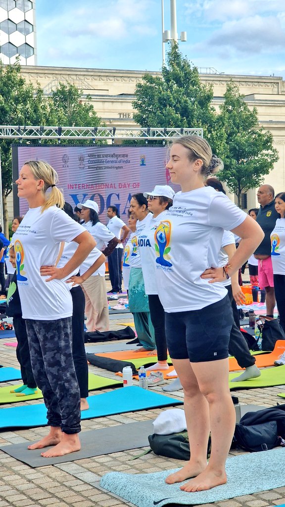 CGI_Bghm's tweet photo. Consul General @venkatifs along with other Yoga enthusiasts practicing #Yoga in the #Consulate. Celebrating the 7th #Internationaldayofyoga #YogaForSelfAndSociety
@BhamCityCouncil @diaspora_india @moayush @iccr_hq @IndianDiplomacy https://t.co/smBrDXFlRA