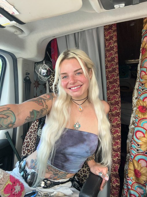 Are we surviving this Capricorn full moon? Yes? Okay good! https://t.co/Vc8kU12zb0