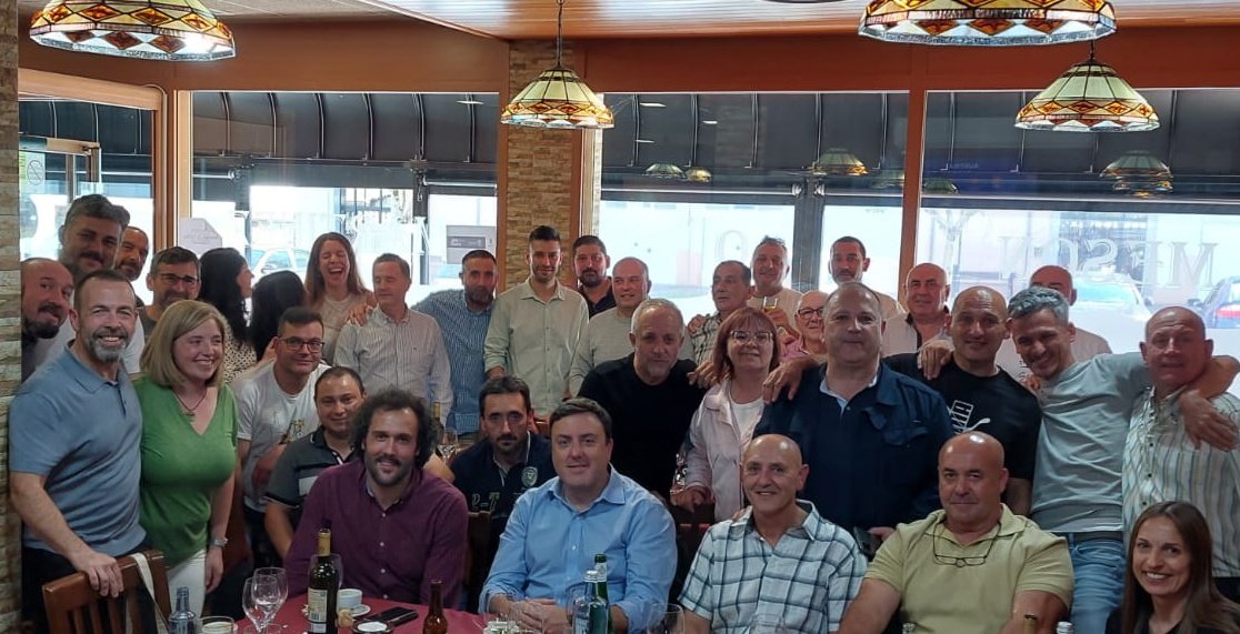 veolia_galicia's tweet photo. Hoxe celebramos o fin da gran traxectoria en #Viaqua do noso compañeiro Bautista,  prexubílase despois de 12 anos operando o camión de saneamento na zona norte de Galicia. Graciñas por todo! #FamiliaViaqua #equipo https://t.co/1TwoXbWL3o