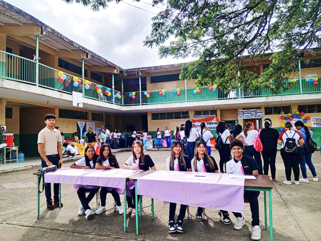 Desde el mcpio Zamora continúa el Congreso Pedagógico Municipal 2023-2024," La Escuela como Epicentro de la Calidad Educativa" en los espacios de la U.E.E Vinicio Adames.
#DeLaManoConMaduro
<a href="/NicolasMaduro/">Nicolás Maduro</a> 
<a href="/_LaAvanzadora/">Yelitze Santaella</a> 
@MPPEDUCACION 
<a href="/LeiraSuarezPsuv/">LeyraSuarezPsuv</a> 
<a href="/Soykarinacarpio/">Karina Carpio</a>