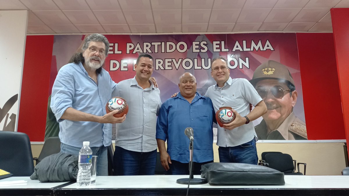 Terminado el importante encuentro en Camagúey sobre la colonización cultural, Federico, el Primer Secretario del Partido, y Sutil, el Gobernador, nos obsequian a Morlote y a mí un símbolo de la identidad cultural camagúeyana. Gracias, hermanos. #noalacolonizacióncultural
