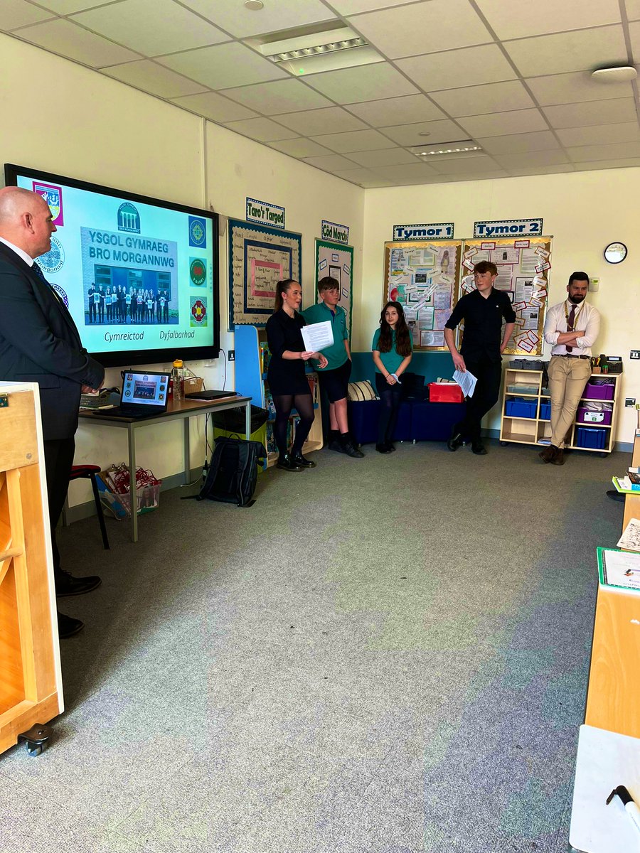 MrsMHughes45572's tweet photo. Diolch i Mr Morgan, Mr Bee a disgyblion yr uwchradd am ddod i siarad gyda ni heddiw am yr hyn sydd oβn blaenau fis Medi #DimSbel π
Diolch to Mr Morgan, Mr Bee and students from the secondary for coming to speak to us today about whatβs ahead of us in September #NotLong π https://t.co/C3gXGIV1hr