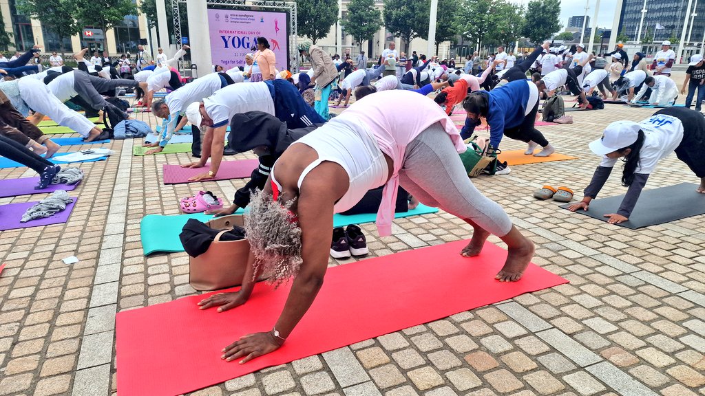 CGI_Bghm's tweet photo. Yoga, which unites one’s body &amp; soul, is now uniting people, community &amp; countries! Yoga enthusiasts practicing #Yoga at the Heart of #Birmingham #CentenarySquare. Celebrating the 9th #YogaForSelfAndSociety 
#InternationalYogaDay2024

#IDY2024

#YogaDay2024

#YogaForAll https://t.co/Lbq98BoUcU