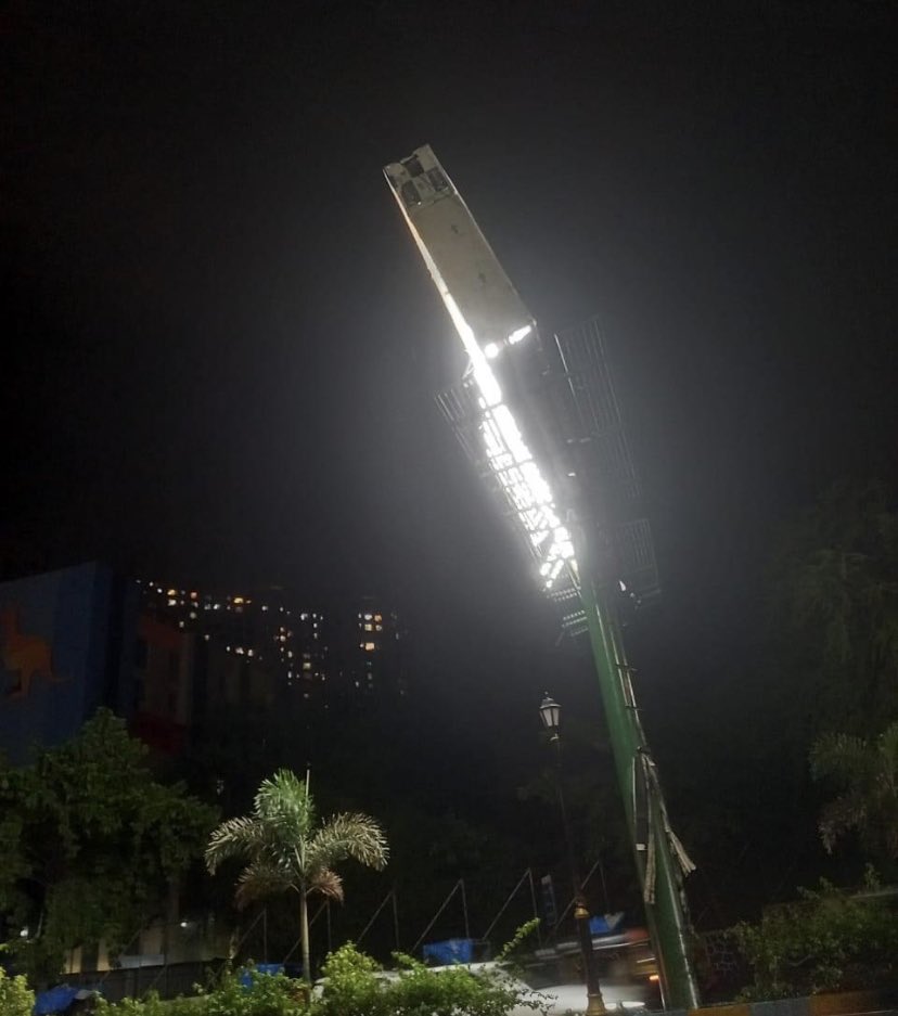 Dear <a href="/TMCaTweetAway/">Thane Municipal Corporation - ठाणे महानगरपालिका</a> a Ghatkopar Like incident is waiting to occur at Pokhran road number 1, on road to vartak nagar via Shastri Nagar, why despite the Ghatkopar incident, you are not taking audit of all hoardings in Thane ? #thane #mumbai
