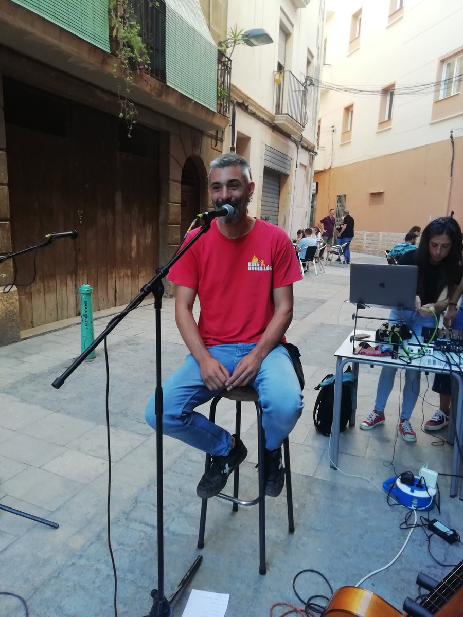 Endavant_BCamp's tweet image. Per problemes d&apos;última hora, el cantant de @Subversions9 no ha pogut venir. En tenim el guitarrista i les nostres veus i escalf!🎸💜

Més popular que això, poca cosa hi haurà! 🎶

Acosteu-vos al carrer de davant del @CasalDPF!