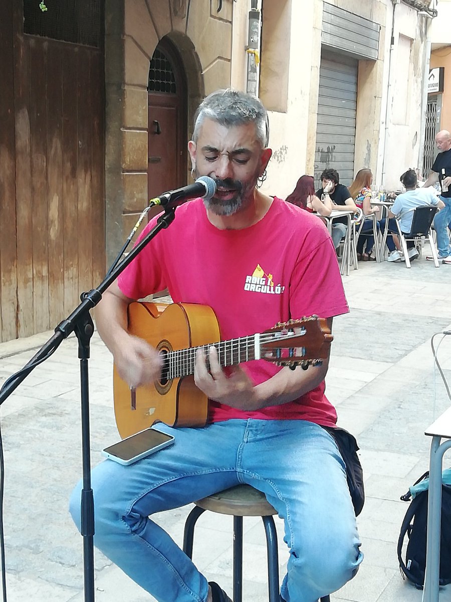 Endavant_BCamp's tweet image. Per problemes d&apos;última hora, el cantant de @Subversions9 no ha pogut venir. En tenim el guitarrista i les nostres veus i escalf!🎸💜

Més popular que això, poca cosa hi haurà! 🎶

Acosteu-vos al carrer de davant del @CasalDPF!